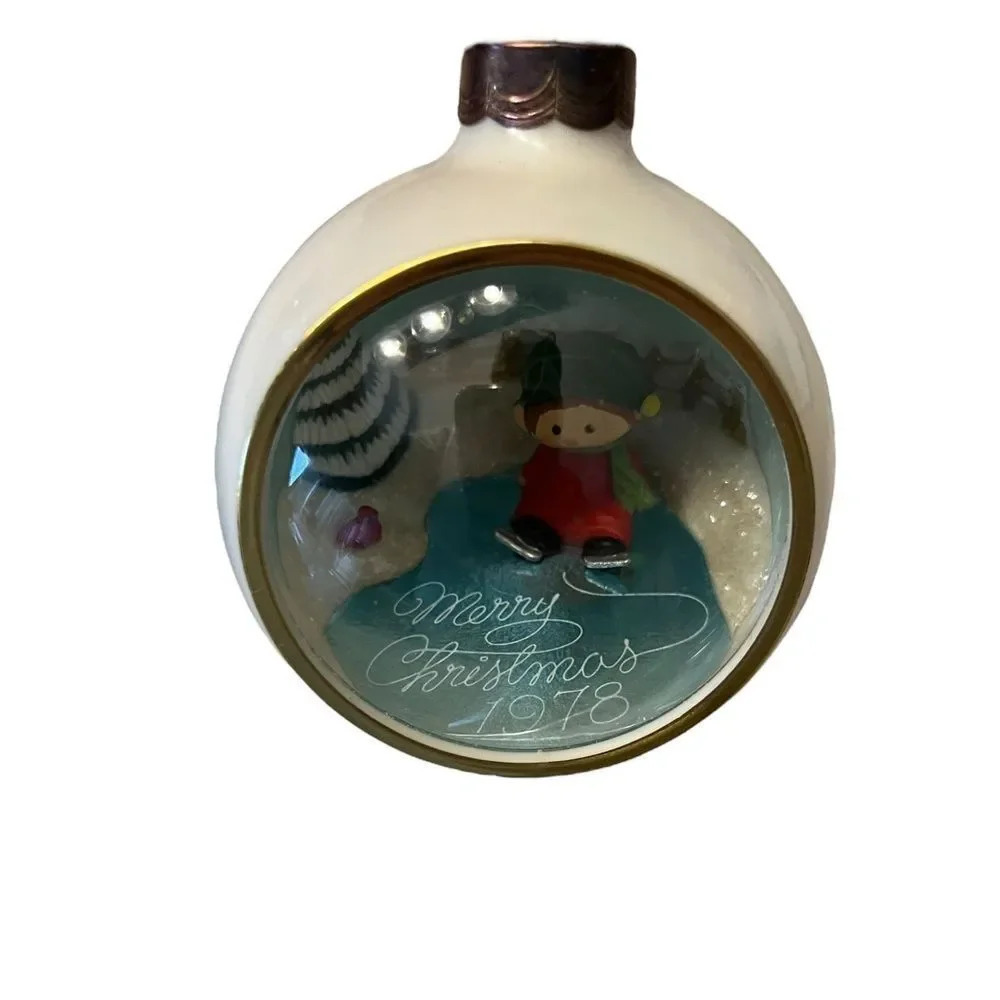 Vintage Hallmark 1978 Christmas Panoramic Ball Ornament ~4"